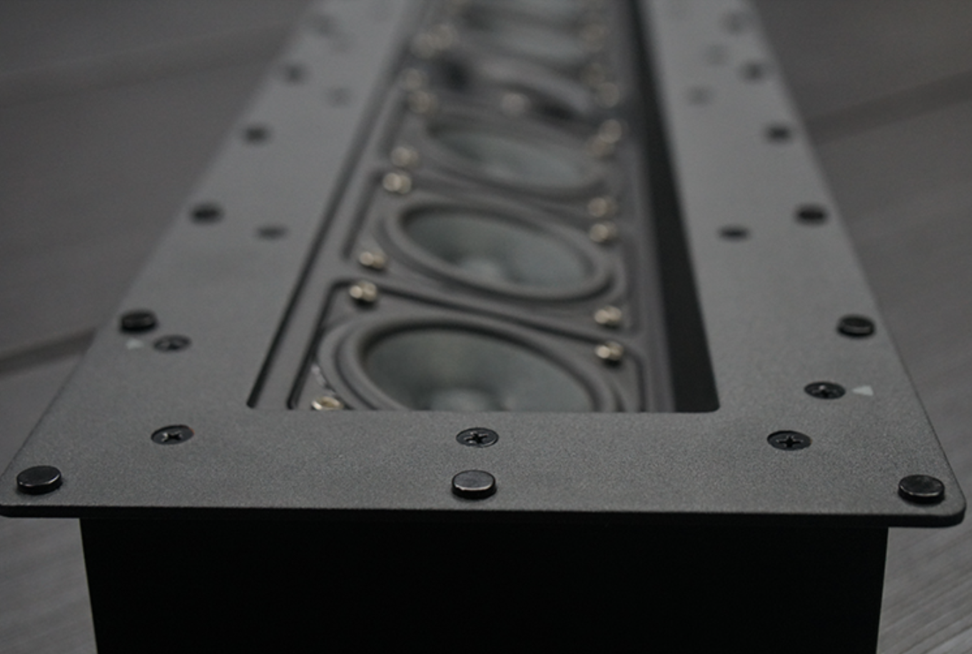 Skybar LCR前面板上分佈6個3英寸的全頻單元和1個1英寸的高音單元，並以15°角傾斜向前